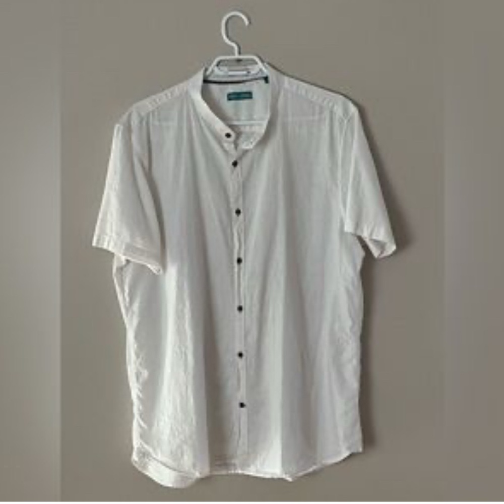 White Casual Button Down Shirt with Short Sleeves and Relaxed Fit